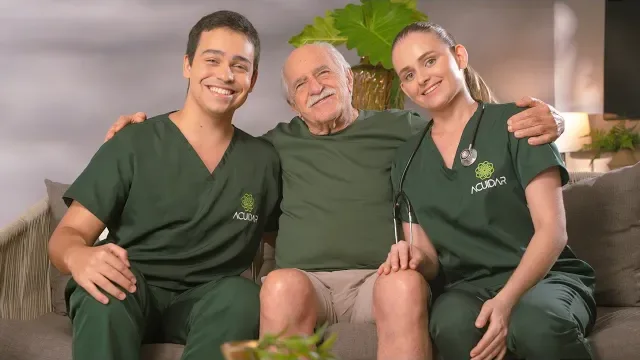 Ary Fontoura com cuidadores da Acuidar